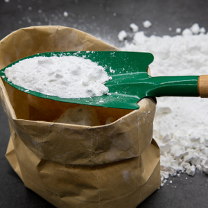 Nagy aktivit&aacute;s&uacute;, kiv&aacute;l&oacute; minős&eacute;gű kalcium-oxid gyorsm&eacute;sz, vegyi term&eacute;kekhez